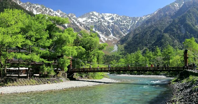 河童橋と新緑の梓川と穂高連峰