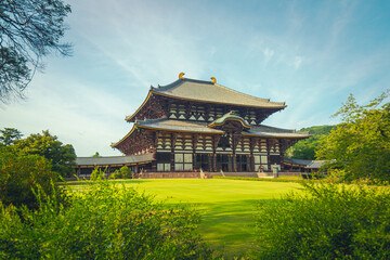 Naklejka premium Todai-ji Temple Framed by Summer Greenery in Nara Japan