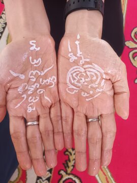 Features Yantra scripts written vertically and diagonally across the palm lines. These usually consist of heart-mantras.