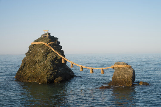 三重県志摩市の夫婦岩をクローズアップ、しめ縄の房と鳥居が際立つ夕景