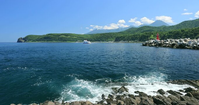 オホーツク海と知床連峰と観光船