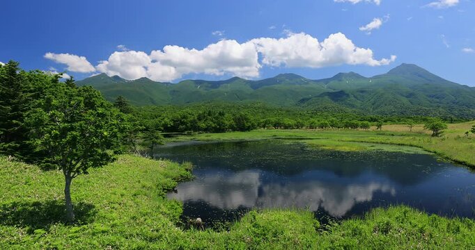 高架木道の湖畔展望台から知床五胡と知床連峰