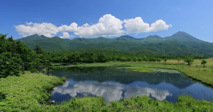 高架木道の湖畔展望台から知床五胡と知床連峰