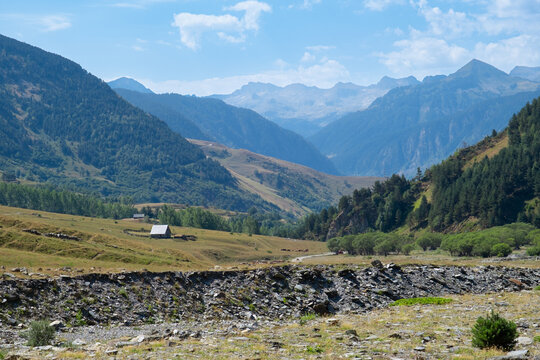 Senderismo por el valle de Aran. Paisaje alpino precioso con picos de los pirineos de fondo. 
