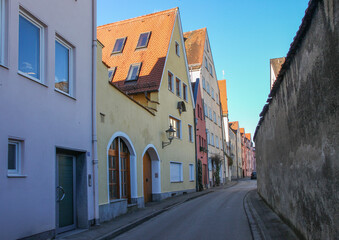 Fototapeta premium Stadtbummel durch die romatische Altstadt in Augsburg mit ihren verträumten Gassen, alten Häusern und Kanälen. Augsburg, Schwaben, Bayern, Deutschland, Europa. 