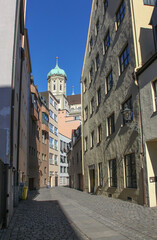 Obraz premium Stadtbummel durch die romatische Altstadt in Augsburg mit ihren verträumten Gassen, alten Häusern und Kanälen. Augsburg, Schwaben, Bayern, Deutschland, Europa. 