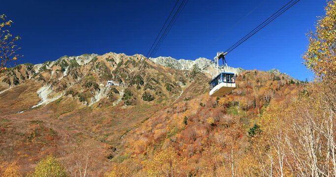 富山県　立山ロープウェイと紅葉の立山連峰