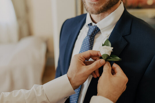 Uomo che sistema fiore ad altra persona