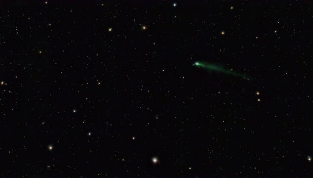 Der Komet 220P/McNaught bewegt sich durch den dunklen Nachthimmel. Viele Sterne sind zu sehen. Die Sicht ist klar und es ist sp&auml;t in der Nacht.