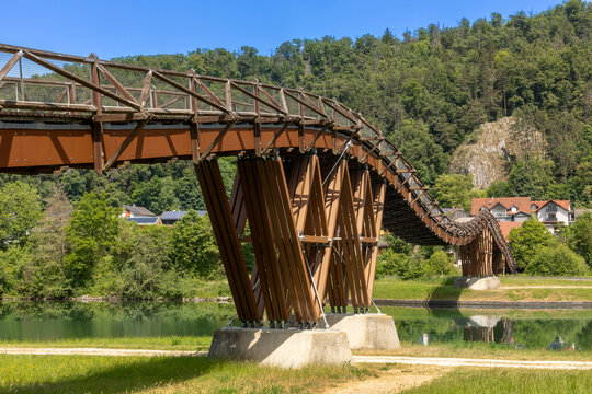 Holzbr&uuml;cke Tatzlwurm &uuml;ber die Altm&uuml;hl bei Essing, Bayern