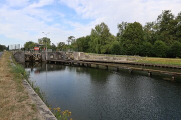 Fototapeta premium Ecluse sur le canal de Saint Quentin, ville de Saint Quentin, département de l'Aisne, France