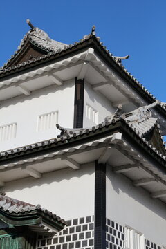 青空に映える金沢城の天守閣