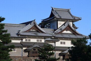 Fototapeta premium 青空に映える金沢城の天守閣