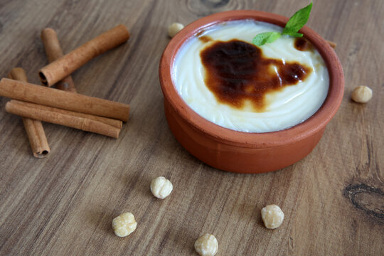 fırın s&uuml;tla&ccedil; baked rice pudding turkish milky dessert sutlac in casserole