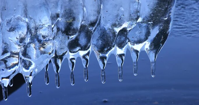 屈斜路湖のしぶき氷のつらら