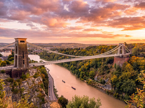 KI_Spektakul&auml;rer Sonnenuntergang an der Clifton Suspension Bridge in Bristol, England