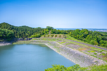 Fototapeta premium 本沢ダムのえん堤と城山湖を望む新緑の景色