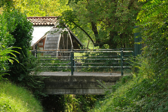 La ruota metallica di un mulino ad Alserio in provincia di Como, Lombardia, Italia.