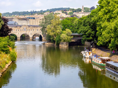 Malerischer Blick auf die Pulteney Bridge und den River Avon in Bath, England