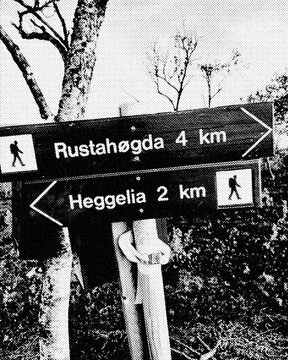 Rustah?gda 4 km and Heggelia 2 km Hiking Trail Sign in Black and White Halftone Style