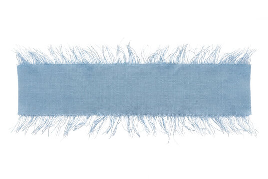 Ein hellblauer Stoffstreifen mit ausgefransten R&auml;ndern, der horizontal auf einem rein wei&szlig;en Hintergrund isoliert ist und viel Platz f&uuml;r individuellen Text bietet.