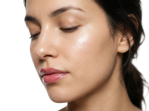 Nahaufnahme einer jungen Frau mit makelloser, strahlender Haut und nat&uuml;rlichem Make-up, die vor einem wei&szlig;en Hintergrund entspannt die Augen geschlossen h&auml;lt und Sch&ouml;nheit verk&ouml;rpert.
