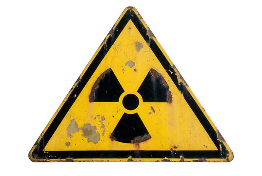 Se&ntilde;al de advertencia triangular amarilla y negra con el s&iacute;mbolo de radiaci&oacute;n ionizante, con textura desgastada y oxidada, aislada sobre un fondo blanco para uso industrial y de seguridad.