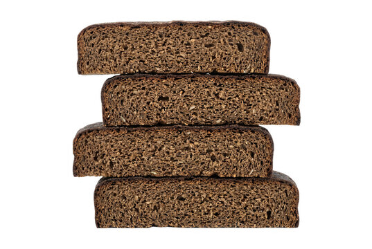 Cuatro rebanadas de pan de centeno integral apiladas verticalmente sobre un fondo blanco aislado, mostrando la textura de la miga oscura.