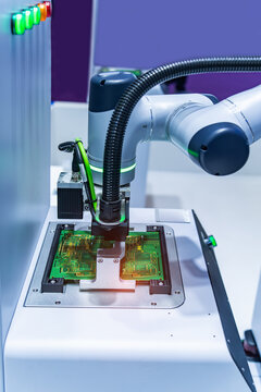 automtic robotic arm system in intellegence pcb factory