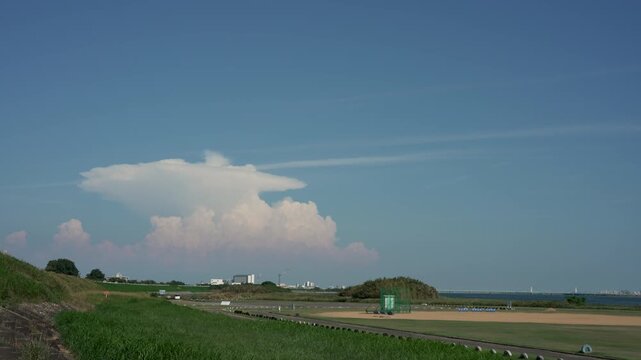 Timelapse of summer clouds over the Yoshino Riverbed
A mesmerizing timelapse capturing dramatic summer clouds drifting over the lush green floodplains of the Yoshino River.