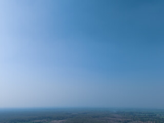 Fototapeta premium Clear blue sky with a wide horizon view over a landscape. Beautiful natural daylight atmosphere, perfect for background or environmental concepts.