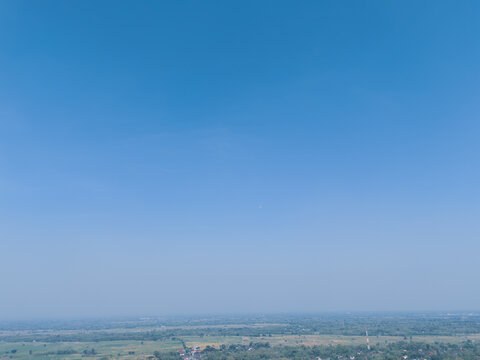 Clear blue sky with a wide horizon view over a landscape. Beautiful natural daylight atmosphere, perfect for background or environmental concepts.