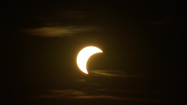 Partielle Sonnenfinsternis mit leuchtender Sonnensichel am dunklen Himmel in Deutschland, Bayern, Passau, 