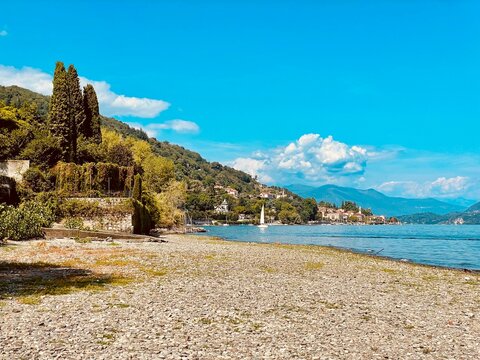 Lesa: il lago, la Spiaggia della Madonna di campagna in secca. Piemonte, Italia