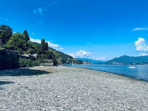 Lesa: il lago, la Spiaggia della Madonna di campagna in secca. Piemonte, Italia