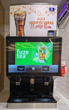 Dispensador autom&aacute;tico, con lector de c&oacute;digo QR, de refrescos de fuente de Coca Cola en restaurante Popeyes en Madrid, Espa&ntilde;a, 10 de junio de 2026
