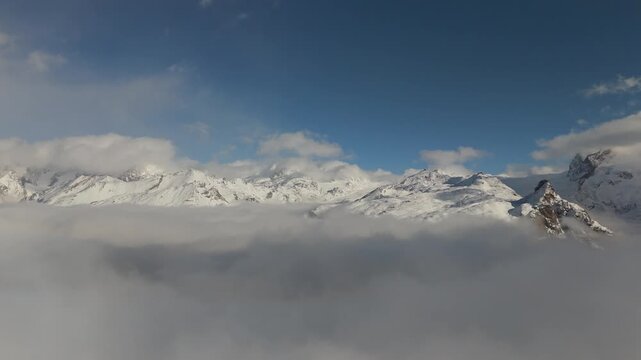 雲海の上に連なる雪山の稜線をドローンで空撮、スイスアルプスの冬景色（Swiss Alps Snowy Peaks Above Sea of Clouds Aerial）