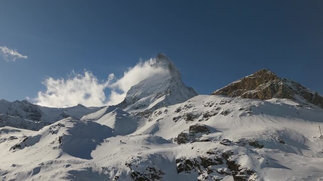 スイスアルプスの名峰マッターホルンと雪山の空撮（Matterhorn Swiss Alps Aerial 4K）