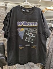 Naklejka premium Camiseta de manga corta de un vehículo monoplaza de Fórmula 1, Williams FW30, en tienda Lefties, Madrid, España, 10 de junio de 2026