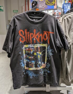 Camiseta de manga corta de la banda de heavy metal Slipknot, en tienda Primark de Madrid, Espa&ntilde;a, 10 de junio de 2026
