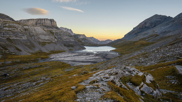 Blick auf den Daubensee am Gemmipass in den Schweizer Bergen bei Sonnenaufgang