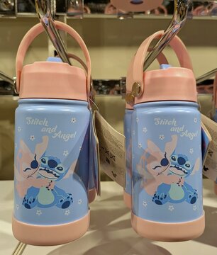 Coloridos termos de Stitch y Angel de Disney en expositor de tienda Primark, Madrid, Espa&ntilde;a, 10 de junio de 2026