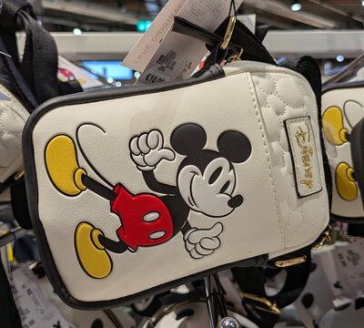 Vista de cerca de un peque&ntilde;o bolso pouch con cremallera con Mickey Mouse de Disney de pie con los pulgares hacia arriba, en expositor de un tienda Primark de Madrid, Espa&ntilde;a, 10 de junio de 2026