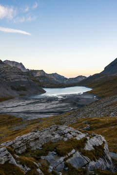 Blick auf den Daubensee am Gemmipass in den Schweizer Bergen bei Sonnenaufgang