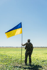 Naklejka premium Ukrainian soldier holding flag showing patriotism and freedom