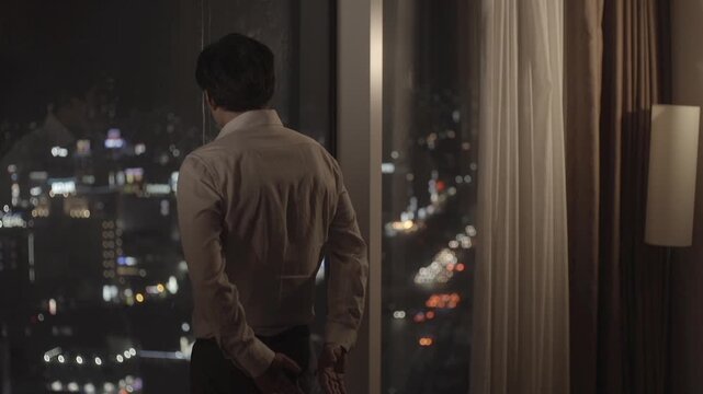 비즈니스맨 사업 CEO 사무실 집무실 회사 야경 도시 창문 뒷모습 남성 직장인 경영자 임원 성공 야근 고층건물 도시풍경 조명 스카이라인 셔츠 경제 경기 조명 등 불빛