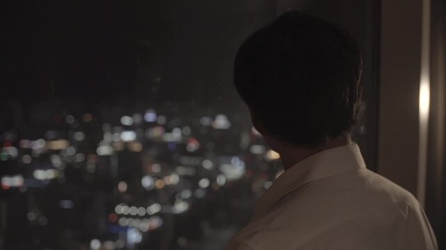 비즈니스맨 사업 CEO 사무실 집무실 회사 야경 도시 창문 뒷모습 남성 직장인 경영자 임원 성공 야근 고층건물 도시풍경 조명 스카이라인 셔츠 경제 경기 조명 등 불빛