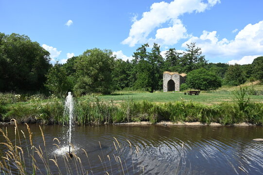 Teich und Ruine in Steinebach an der Wied