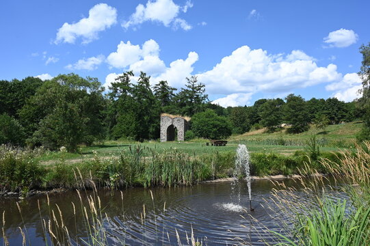 Teich und Ruine in Steinebach an der Wied