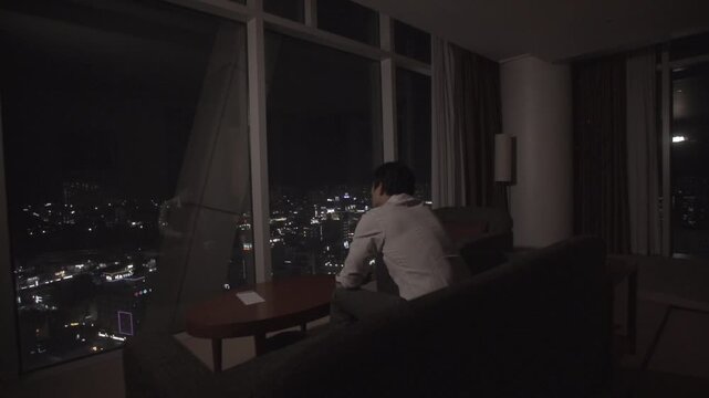 비즈니스맨 사업 CEO 사무실 집무실 회사 야경 도시 창문 뒷모습 남성 직장인 경영자 임원 성공 야근 고층건물 도시풍경 조명 스카이라인 셔츠 와이셔츠 바지 소파 조명 등 불빛
